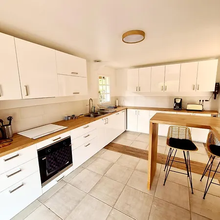 12 Personnes Avec Piscine Et Vélos Proche Océan Villa