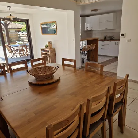 12 Personnes Proche Oecan, 10 Velos Et 4 Surf Fournis, Entierement Climatisee *