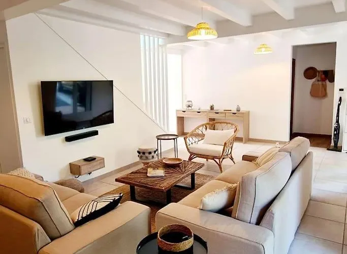 12 Personnes Proche Oecan, 10 Velos Et 4 Surf Fournis, Entierement Climatisee Villa